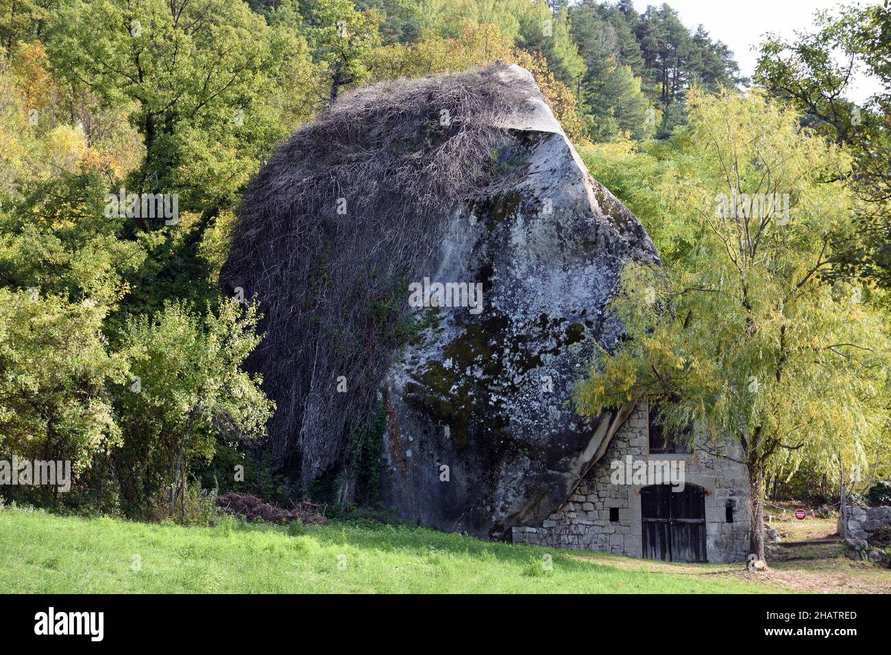 Altes Steinhaus, kleines Haus oder Erdhaus & riesiger Sandsteinfelsen oder Felsen Annot Alpes-de-Haute-Provence Frankreich Stockfoto