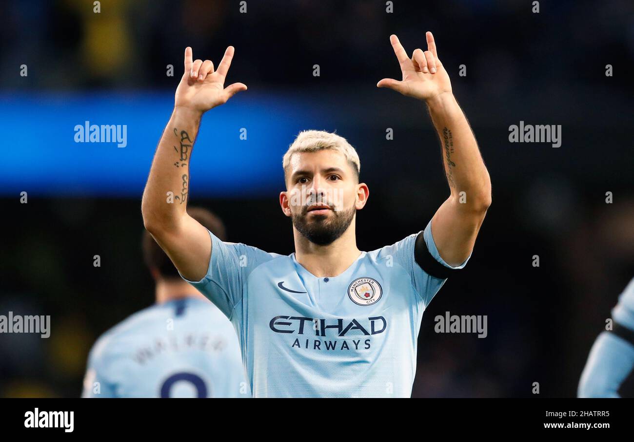 Fileboto vom 10-02-2019 von Sergio Aguero aus Manchester City feiert das fünfte Tor seines Spielers und den Hattrick. Aguero verpasste früh einen Sitter, aber er machte mehr als Wiedergutmachung, indem er einen Hattrick erzielte, als City 6-0 Gewinner über die Londoner herausbrachte. Ausgabedatum: Mittwoch, 15. Dezember 2021. Stockfoto