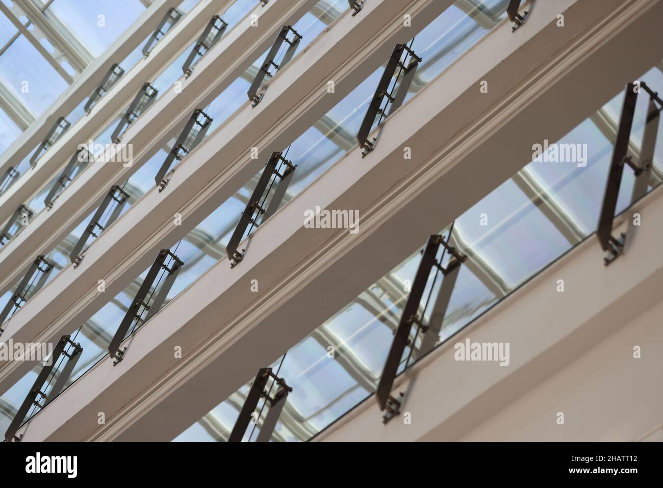 Fassade eines mehrstöckigen Gebäudes mit Glasbalkonen in der Nähe des Hintergrunds Stockfoto