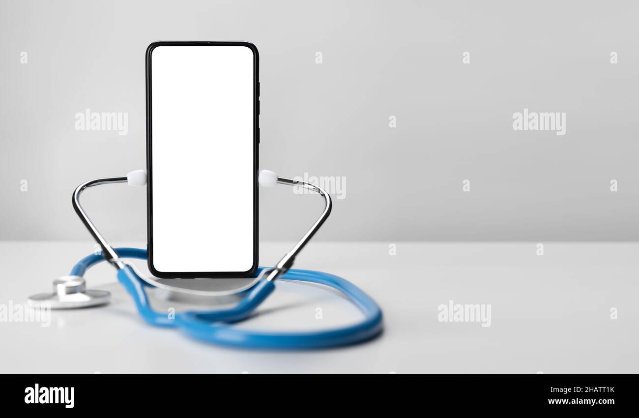 Online-Arzt. Handy-Mockup für medizinische App. Smartphone-Modell mit weißem Bildschirm und Stethoskop für Anwendungen im Gesundheitswesen. App Health Phone-Mockup. Ba Stockfoto