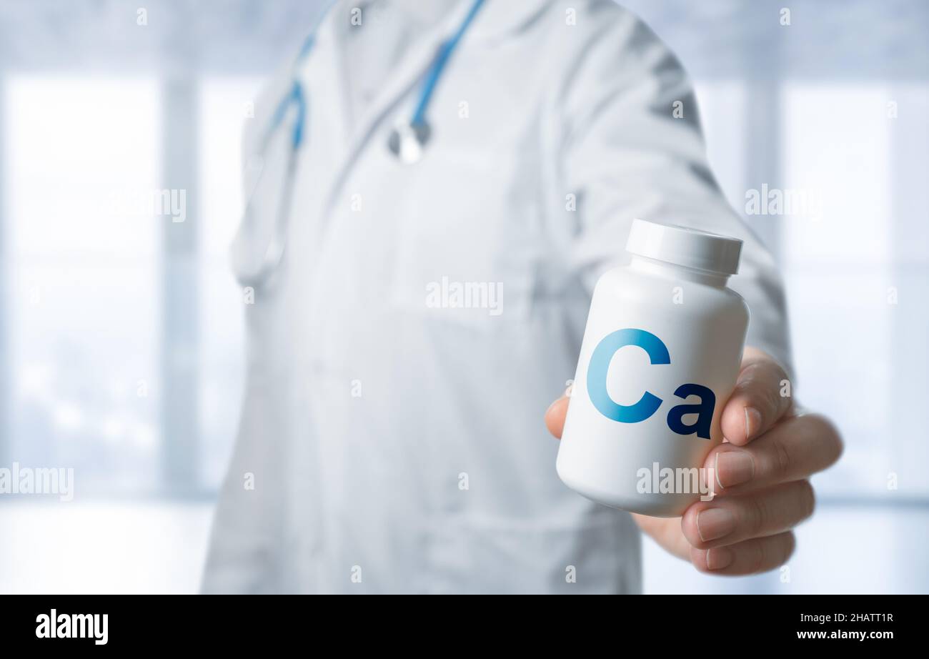 Arzt empfiehlt die Einnahme von Ca, Kalzium-Ergänzung, Vitamine, Nahrungsergänzungsmittel. Arzt gibt Pille Glas an den Patienten. Praktizierender mit einer Flasche Pillen. Hand Stockfoto