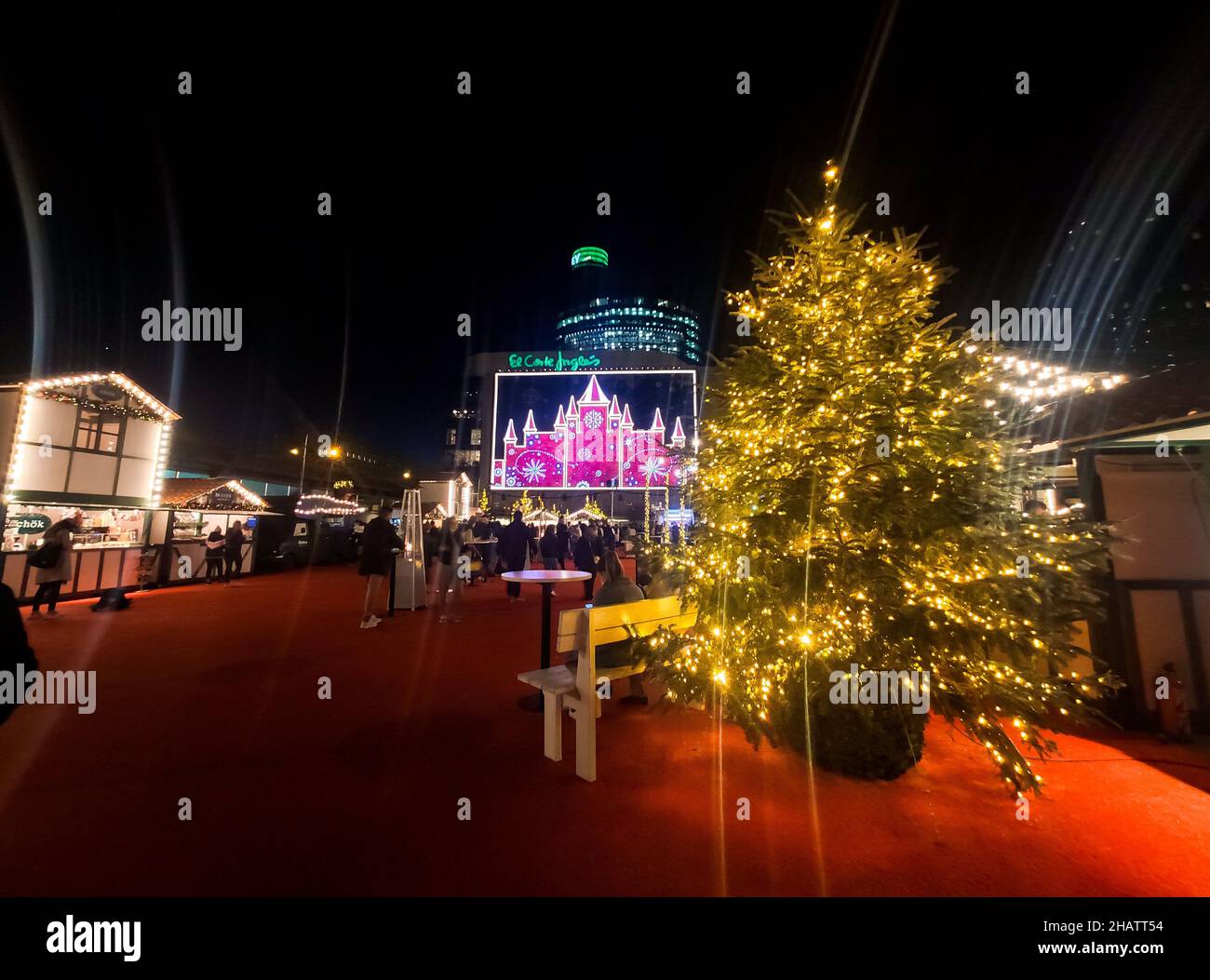 Großer Weihnachtsbaum In Einem Einkaufszentrum Im Freien Stockfotos Und  -Bilder Kaufen - Alamy