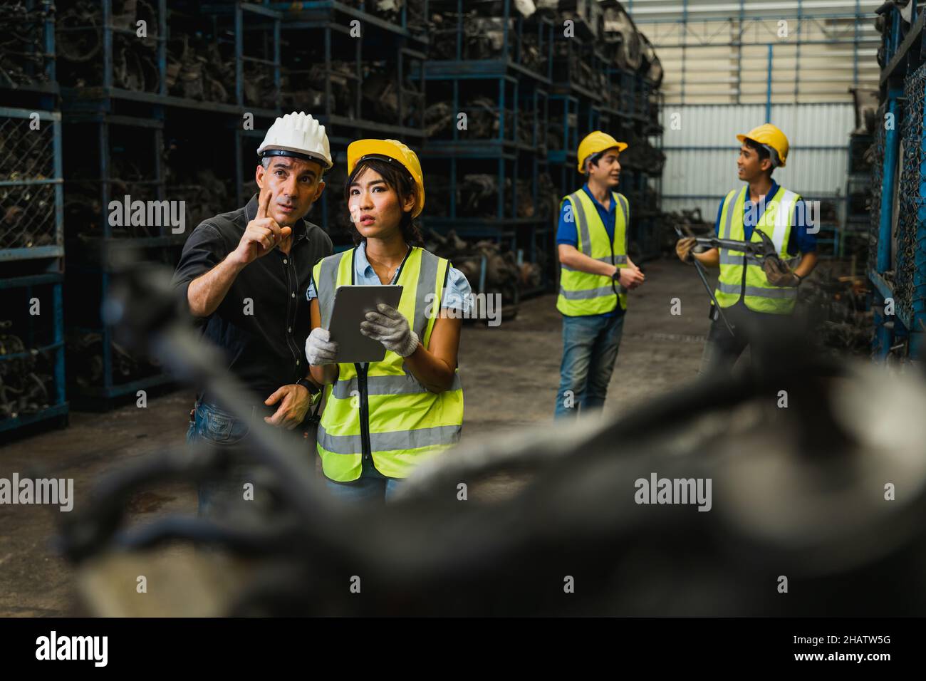 Inspektor Vorarbeiter mit Gesichtsmaske oder Ingenieur-Manager suchen und überprüfen die Arbeit in der Fabrik Stockfoto