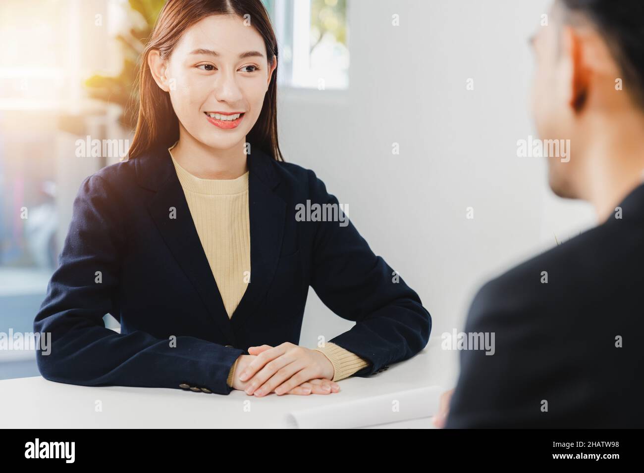 Interviewt eine Asiatin, will eine Arbeit und wählt ein neues Jobkonzept aus Stockfoto