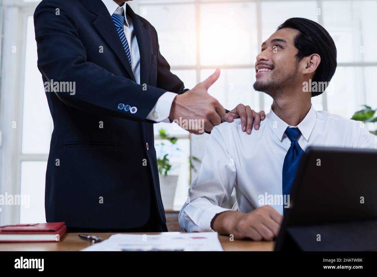 manager zeigen Daumen nach oben, OK oder bestätigen und bewundern auf hohem Niveau und Qualität Produkt bieten okay Symbol Ausdruck perfekte Mediation Lösung glücklicher Arbeiter Stockfoto