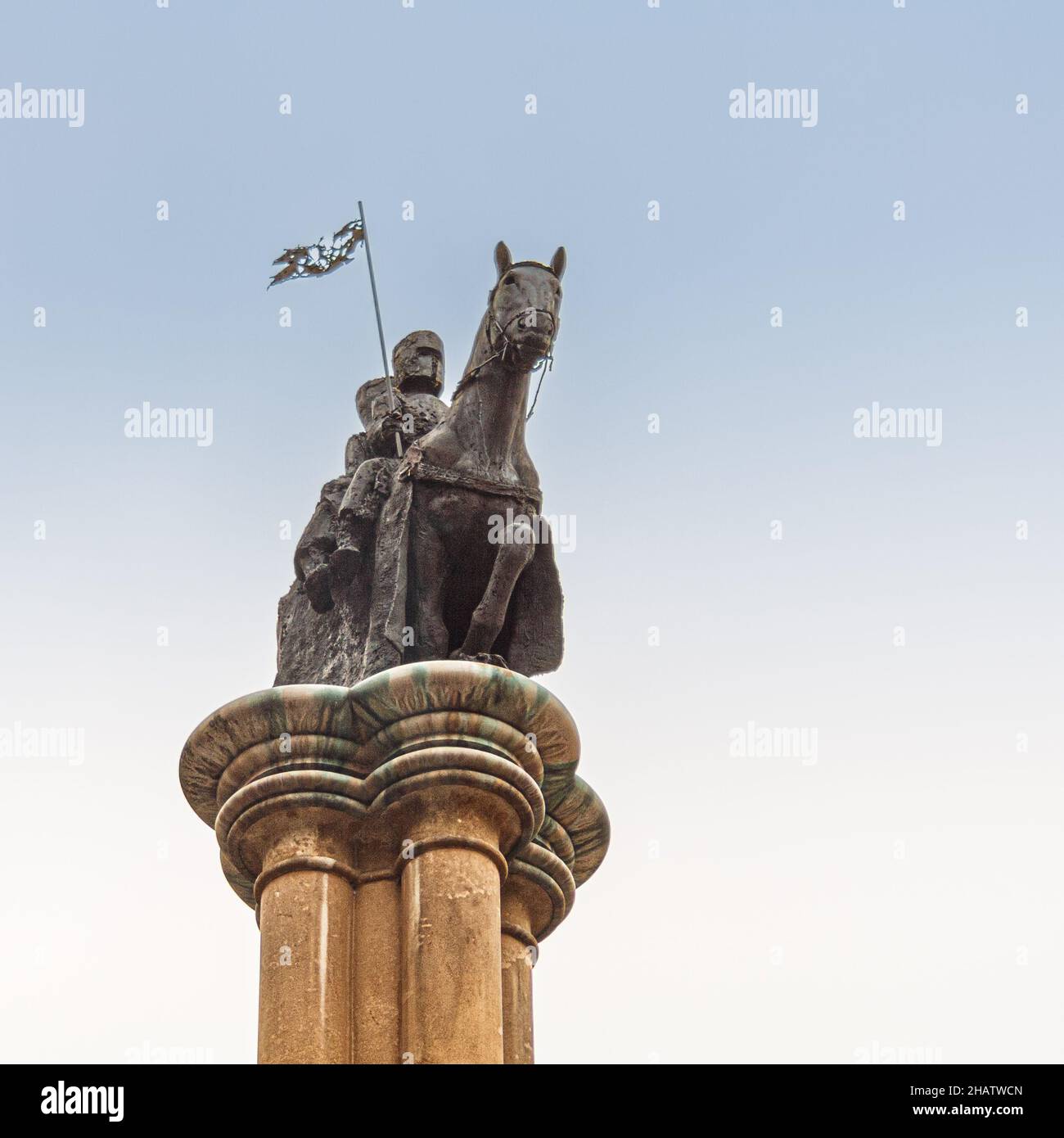 London, Großbritannien; März 16th 2011: Skulptur eines Tempelritters an der Spitze einer Säule, in der Umgebung der Tempelkirche. Stockfoto