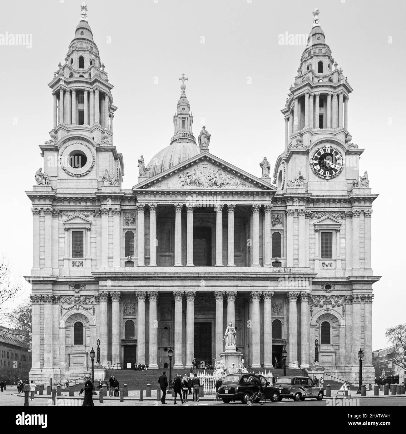 London, Vereinigtes Königreich; März 16th 2011: Hauptfassade der St. Paul's Cathedral in Schwarz und Weiß. Stockfoto