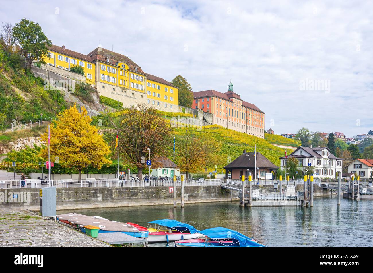 Meersburg am Bodensee, Baden-Württemberg, Deutschland: Staatsweingut und Droste Hülshoff Gymnasium. Stockfoto