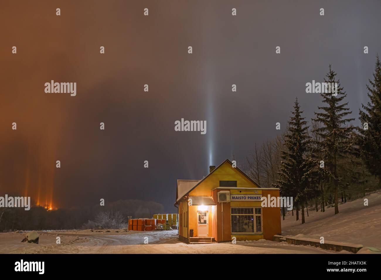Lichtsäulen. Seltene meteorologische Phänomene. Winter Naturlandschaft in Litauen Stockfoto