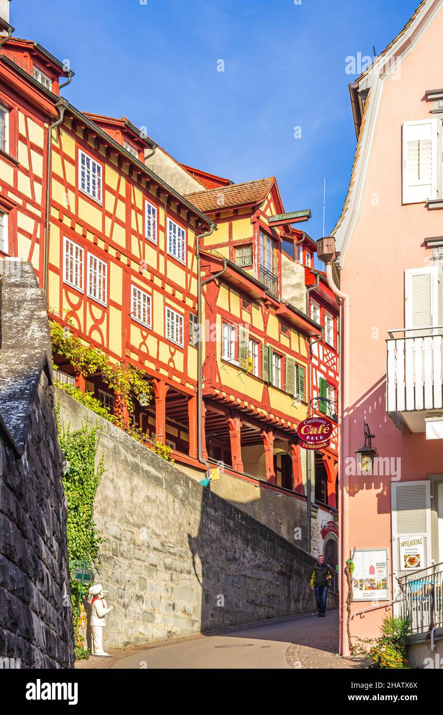 Meersburg am Bodensee, Baden-Württemberg, Deutschland - 31. Oktober 2014: Straßenszene auf der fast leeren Steigstraße und mit Blick auf die Oberstadt. Stockfoto