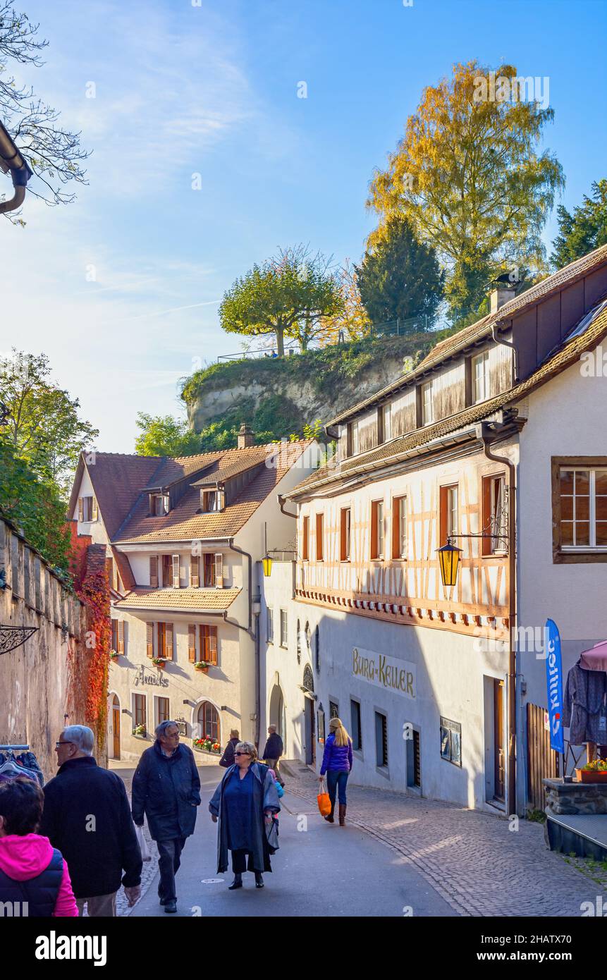 Meersburg am Bodensee, Baden-Württemberg, Deutschland: Straßenszene auf der Steigstraße voller Fußgänger und mit Blick auf die Unterstadt. Stockfoto