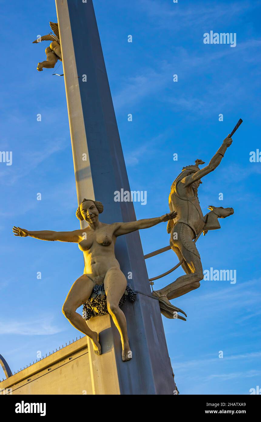 Magische Säule von Bildhauer Peter Lenk auf der Hafenmole in Meersburg am Bodensee, Baden-Württemberg, Deutschland. Stockfoto