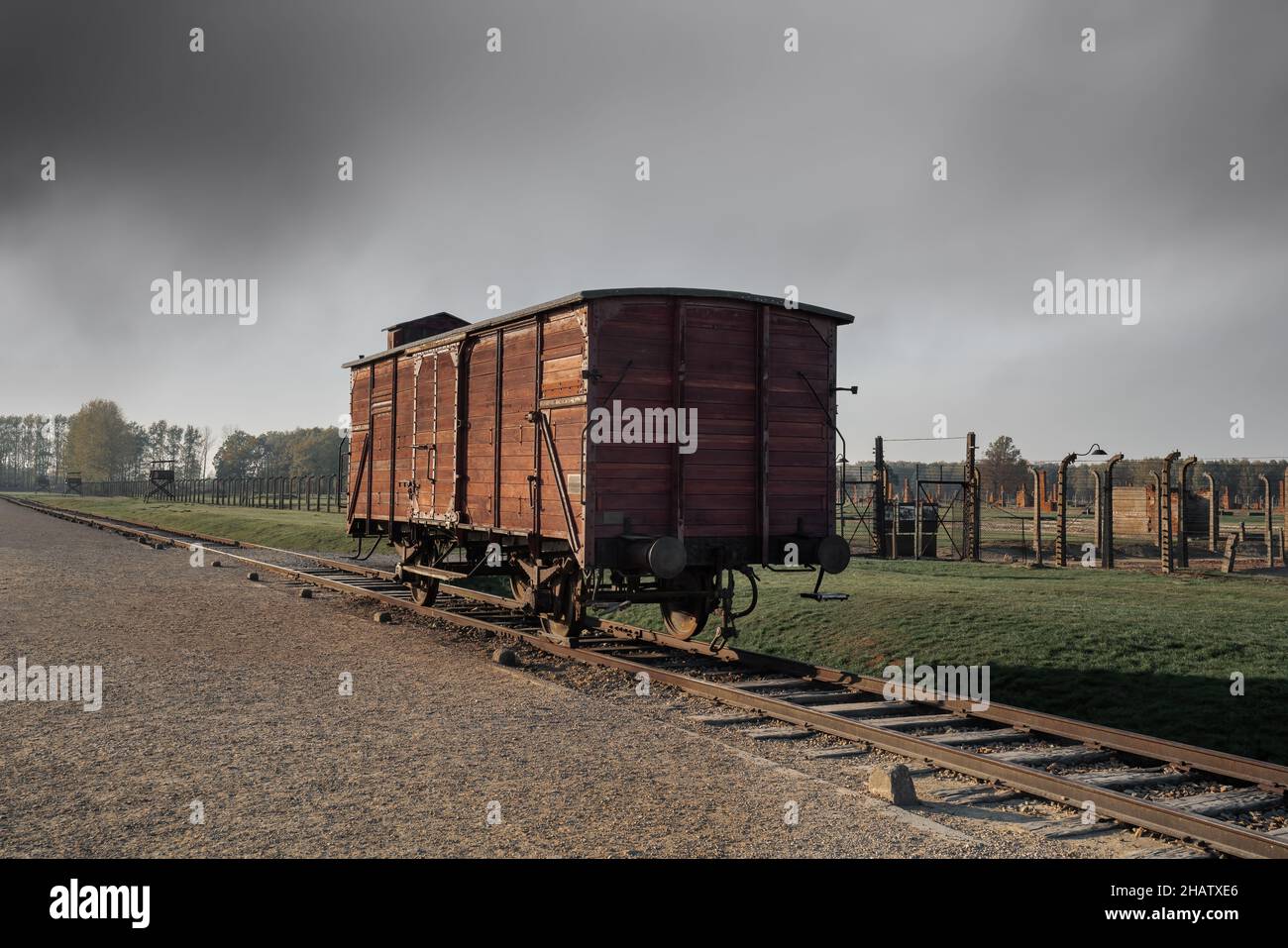 Alte Gefangene transportieren Wagen nach Auschwitz II - Birkenau, ehemaliges Nazi Konzentrations- und Vernichtungslager - Polen Stockfoto