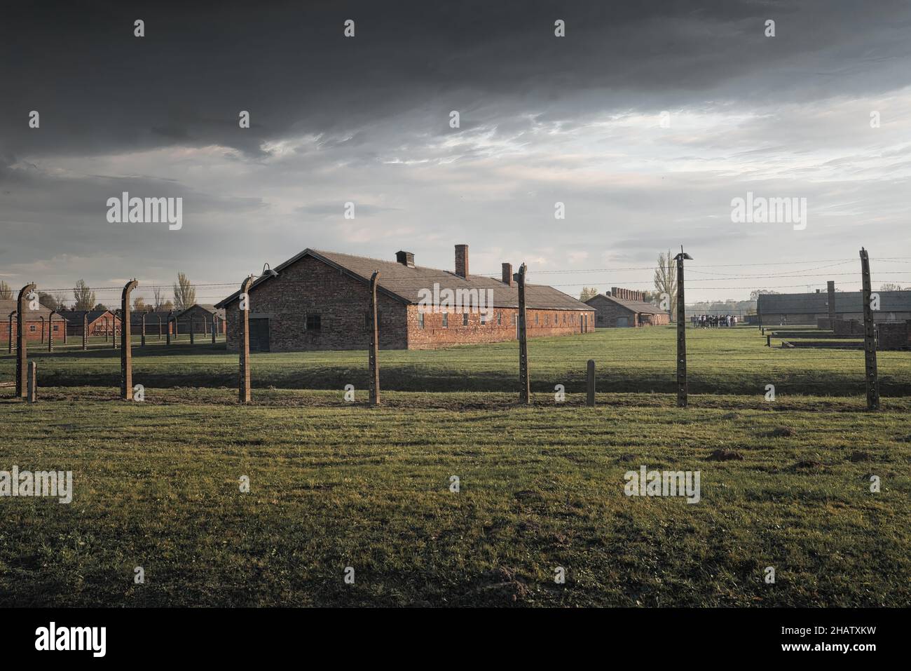 Stacheldrahtzaun und Gebäude in Auschwitz II - Birkenau, ehemaliges Konzentrations- und Vernichtungslager der deutschen Nazis - Polen Stockfoto