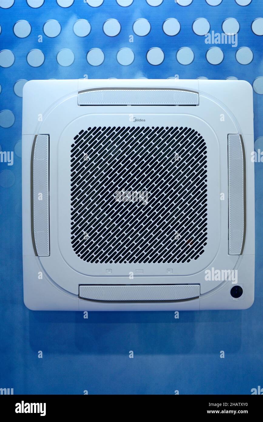 Bandspule für Kassettenlüfter, hergestellt von Midea. ClimaFest 2021. 24. Februar 2021. Kiew, Ukraine Stockfoto Bandspule für Kassettenlüfter, hergestellt von Midea. ClimaFest 2021. 24. Februar 2021. Kiew, Ukraine Stockfoto