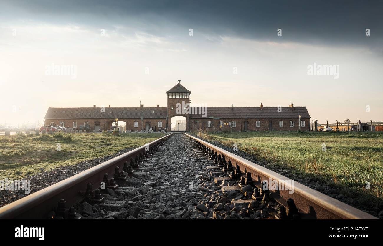 Eisenbahnstrecke und das Tor des Todes - Eingang von Auschwitz II - Birkenau, ehemaliges Konzentrations- und Vernichtungslager der Nazis - Polen Stockfoto