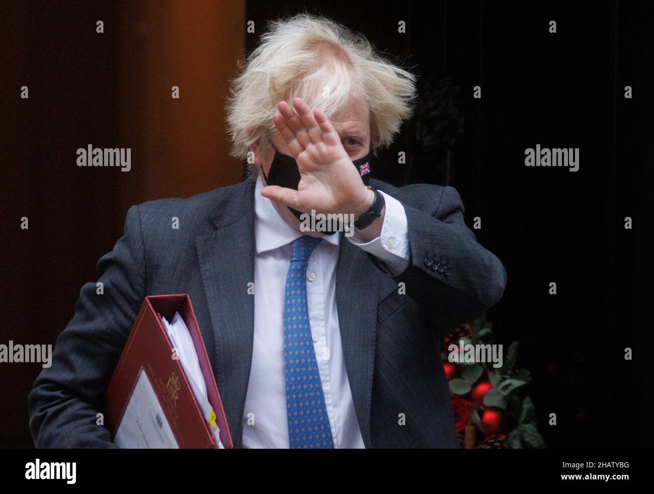 London, Großbritannien. 15th Dez 2021. Premierminister Boris Johnson verlässt die Downing Street 10, um für die Fragen des Premierministers ins Parlament zu gehen. Er wird Keir Starmer über dem Versandkarton gegenüberstehen, wo er sich fortlaufenden Fragen über die angebliche Weihnachtsfeier in der Downing Street stellen wird. Quelle: Tommy London/Alamy Live News Stockfoto