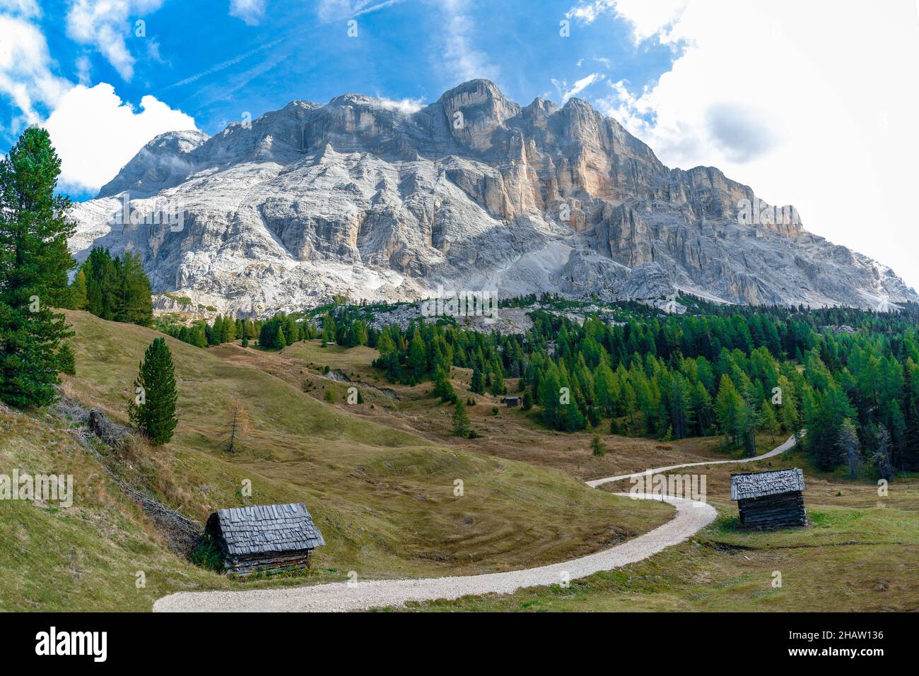 Wanderweg von den Armentara-Wiesen zum Heiligkreuz unterhalb des Kreuzkofels in den italienischen Dolomiten Stockfoto