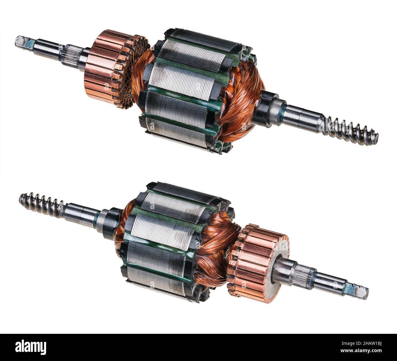 Elektrische DC-Motor-Rotoren mit Kupferkommutator und Wicklung aus Spiraldraht isoliert auf weißem Hintergrund. Zwei Motorteile mit Stahllaminierungen mit Welle. Stockfoto