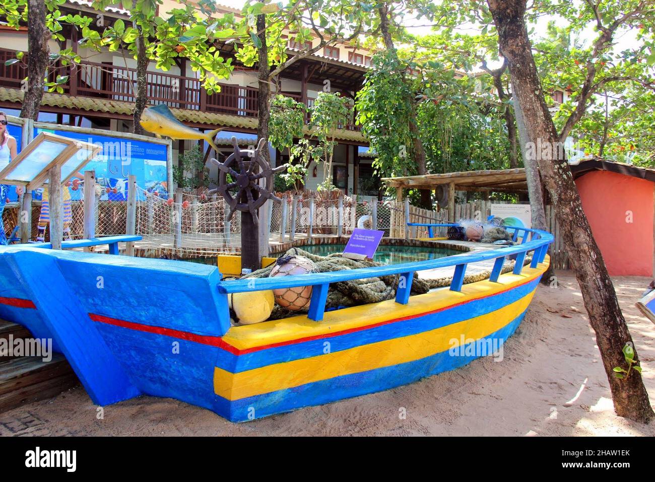 Tamar Project: Boot auf dem Display, um auf die Gefahren für Schildkröten aufmerksam zu machen. Praia do Forte, Mata de São João - Bahia. Juli 2013 Stockfoto
