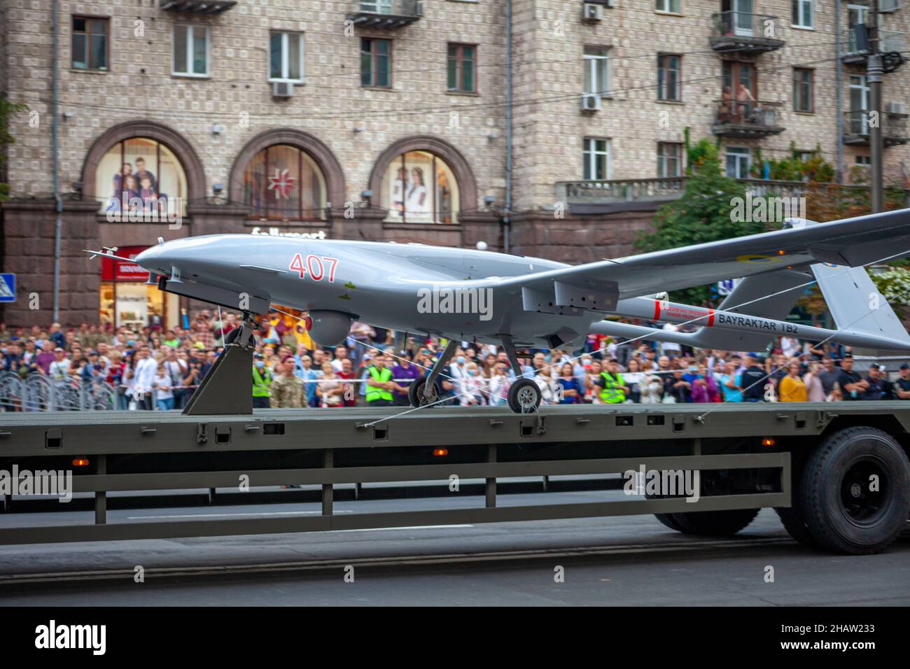 Ukraine, Kiew - 18. August 2021: Bayraktar TB2 - türkische unbemannte Flugdrohne. Militärflugzeug. Militärparade. Gepanzertes Fahrzeug. Ebene. Stockfoto