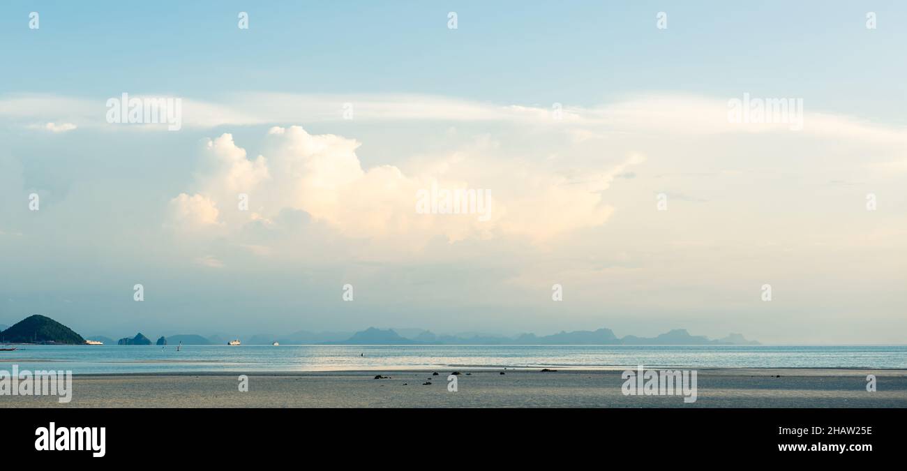 Sommer Seesaat hell blau Meer Himmel weiß Wolken Hintergrund Stockfoto