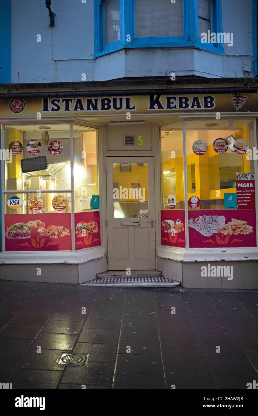 Ein Kebab-Laden an einem nassen Abend in Brighton Stockfoto