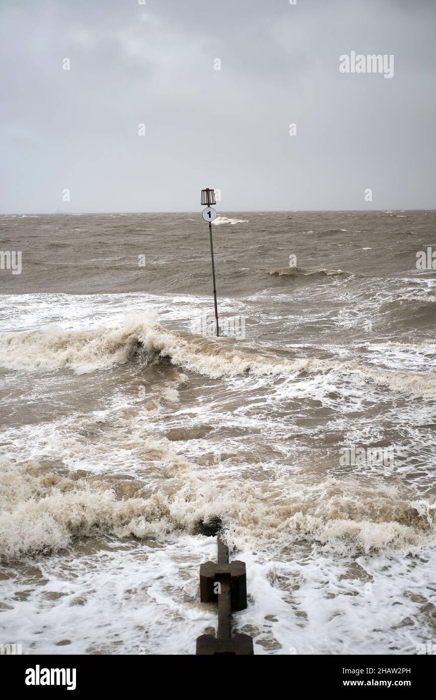 Stürmische, verwirrte Meere während des Sturms Arwen an der Küste von Hunstanton, Großbritannien, November 2021 Stockfoto