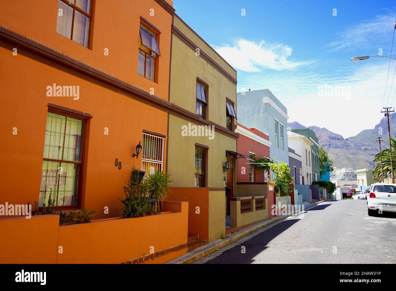 Bo-Kaap District, Cape Town, Südafrika - 14 December 2021 : markante helle Häuser im bo-kaap District von Kapstadt, Südafrika Stockfoto
