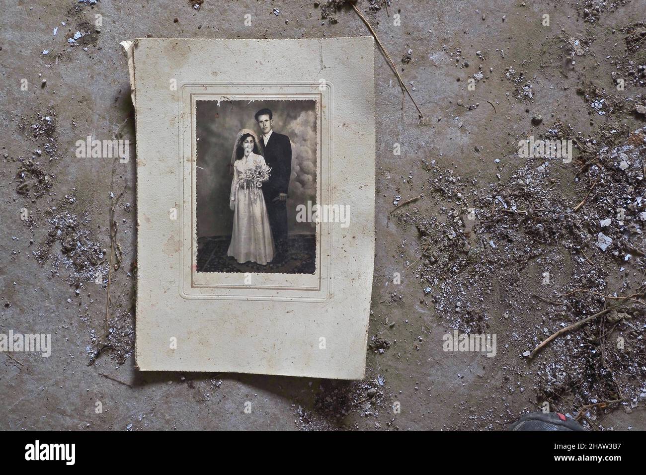 Schwarz-Weiß Hochzeitsfoto auf dem Boden, Hochzeitsbild im Passepartout auf dem Boden, altes Haus, Lost Place, El Marchal, Andalusien, Spanien Stockfoto