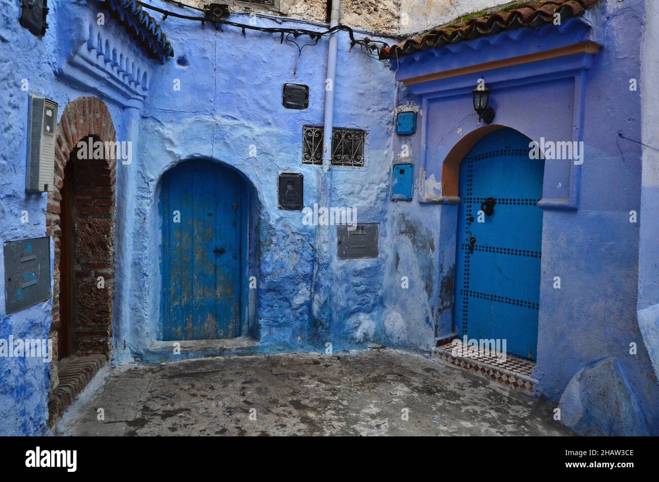 Ende einer Gasse mit drei Hauseingängen, blaue Gassenecke mit Hauseingängen, Chefchaouen, Tanger-Tetouan-Al Hoceima, Marokko Stockfoto