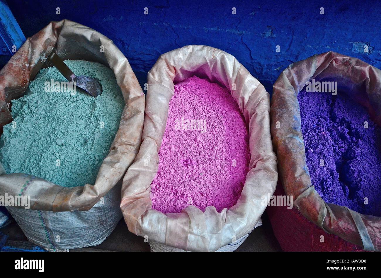 Drei Beutel mit Farbpigmenten, Mint-, Pink- und Blaupulverfarben, pulverförmige Pigmente, Tangier-Tetouan-Al Hoceima, Marokko Stockfoto