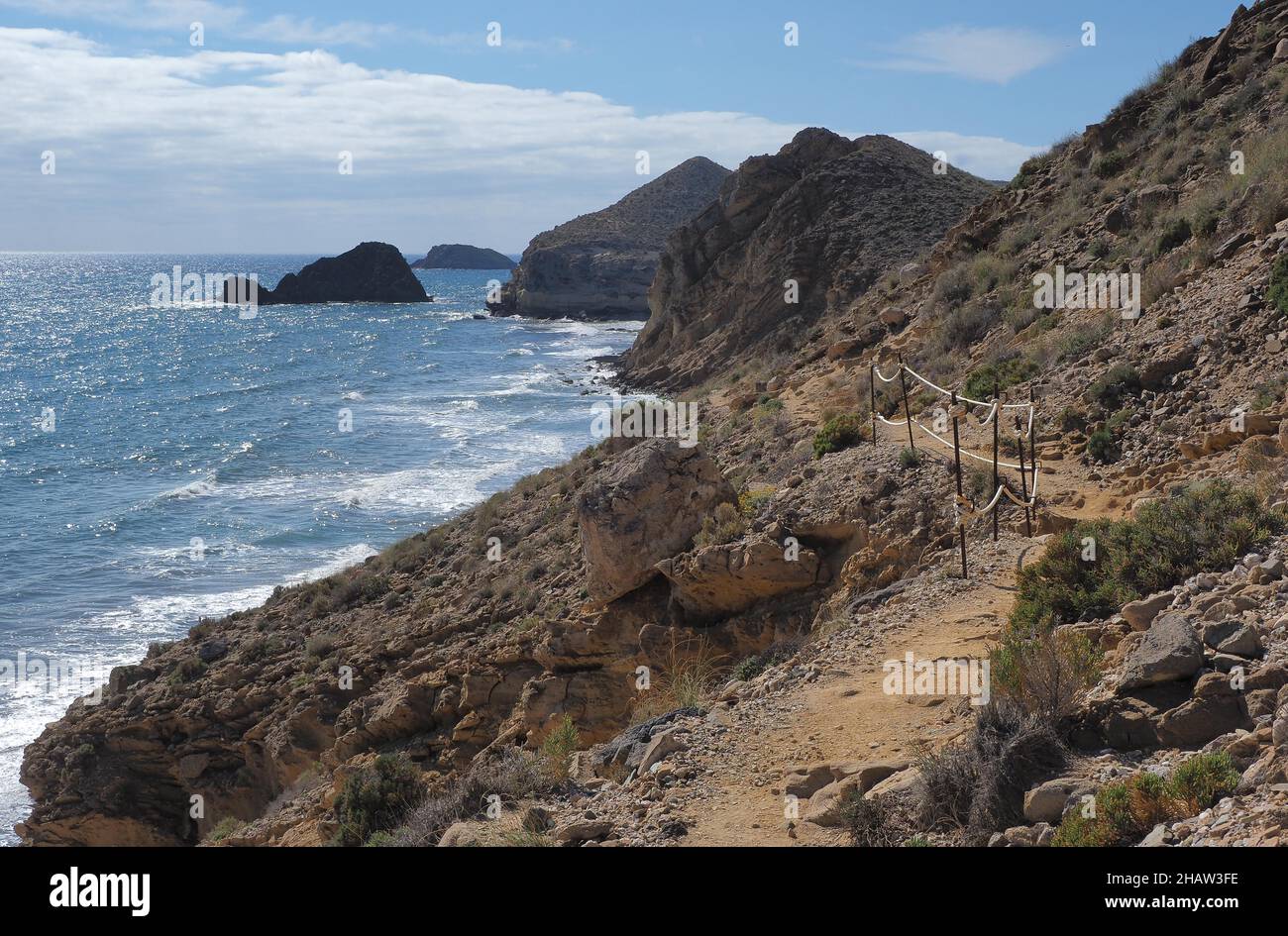 Küstenwanderweg von San Juan de los Terreros nach Aguilas, Wanderweg an der felsigen Küste mit Barriere, Küstenwanderweg, San Juan de los Terreros Stockfoto