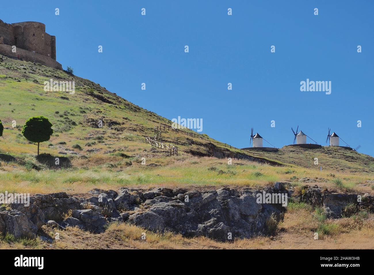 Castillo de la Muela mit den Windmühlen von Consuegra, Castle de la Muela auf dem Calderico-Hügel, Don Quixote Route, Provinz Toledo, Region Castilla-La Mancha Stockfoto
