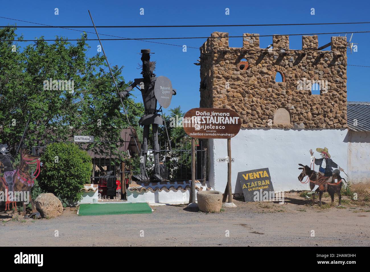 Restaurant in der Nähe der Windmühlen von Consuegra auf einem Hügel, Don Quixote Route, Provinz Toledo, Region Castilla-La Mancha Stockfoto