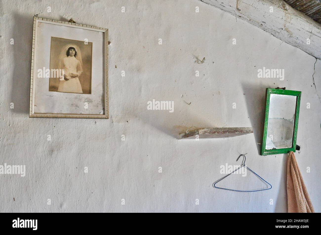 Hochzeitsbild und Spiegel, Kleiderbügel, im alten Haus, Andalusien, Spanien Stockfoto