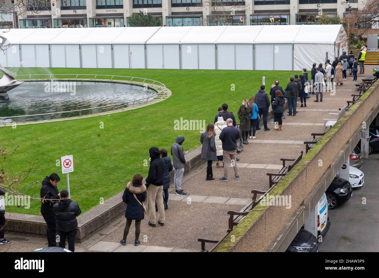 15/12//2021. London, Großbritannien. Vor dem St. Thomas Hospital stehen Menschen für die COVID-19-Impfung in der Schlange. Die Regierung hat neue Maßnahmen zur Bekämpfung des neuen OMICRON B. 1 angekündigt. 1. 529 Variante als Covid-Infektionsrate in Großbritannien hat sich auf über 50.000 pro Tag. Foto von Ray Tang. Stockfoto