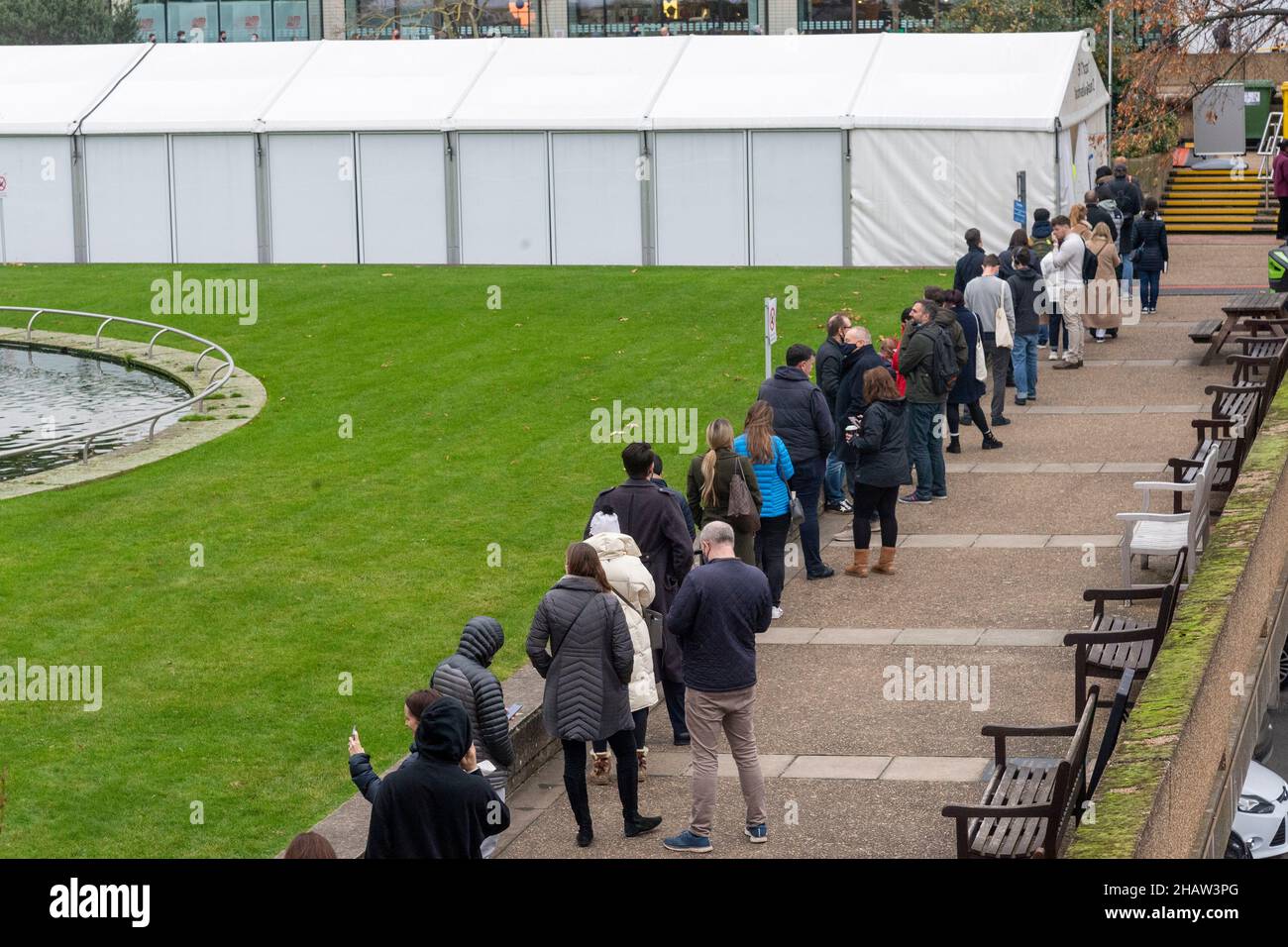 15/12//2021. London, Großbritannien. Vor dem St. Thomas Hospital stehen Menschen für die COVID-19-Impfung in der Schlange. Die Regierung hat neue Maßnahmen zur Bekämpfung des neuen OMICRON B. 1 angekündigt. 1. 529 Variante als Covid-Infektionsrate in Großbritannien hat sich auf über 50.000 pro Tag. Foto von Ray Tang. Stockfoto