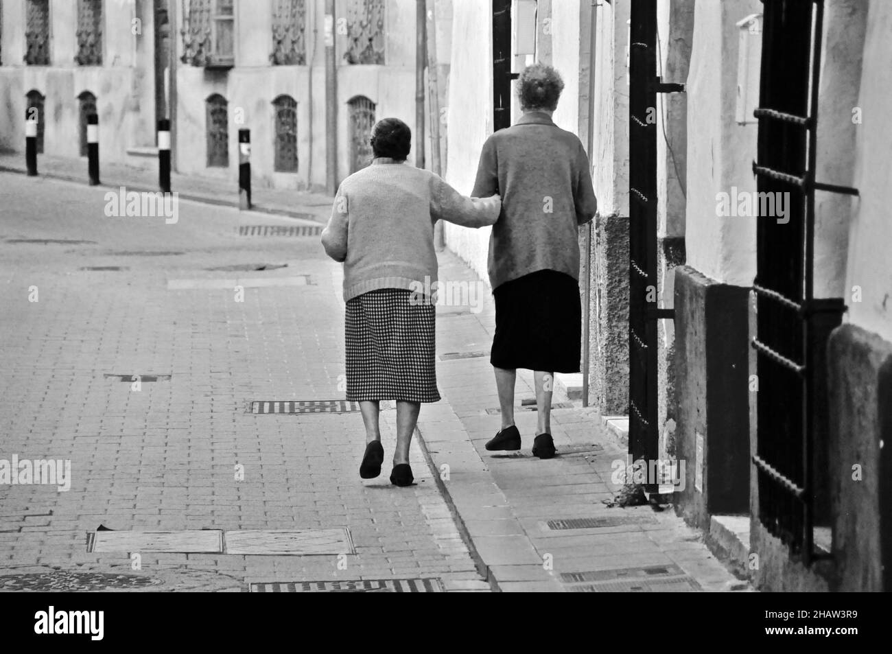 Süchtig alte Frau zu Fuß in der Stadt, Andalusien, Spanien Stockfoto