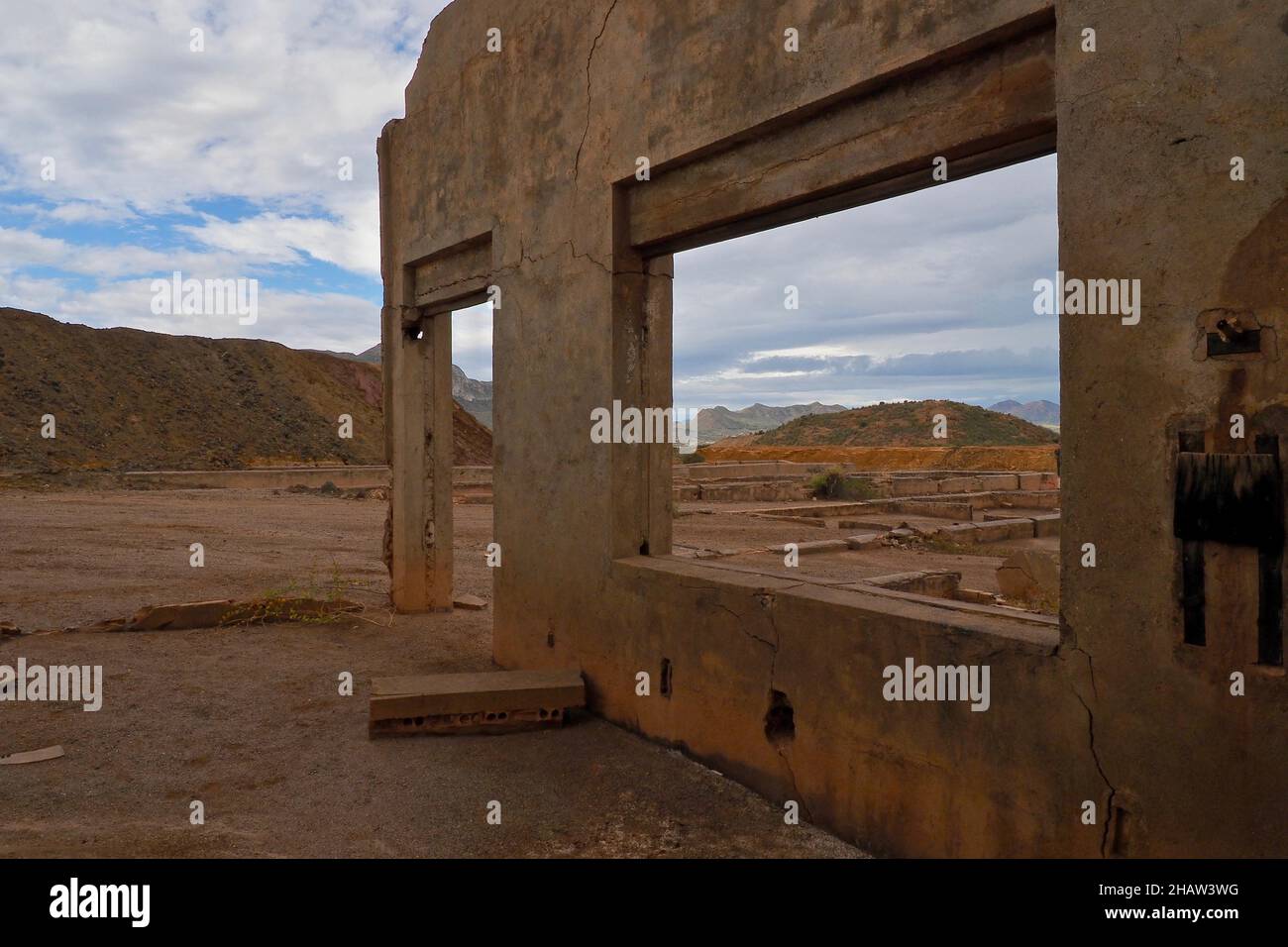 Blick durch die Fenster einer Ruine auf dem Minengelände, Mazarron, Murcia, Spanien Stockfoto