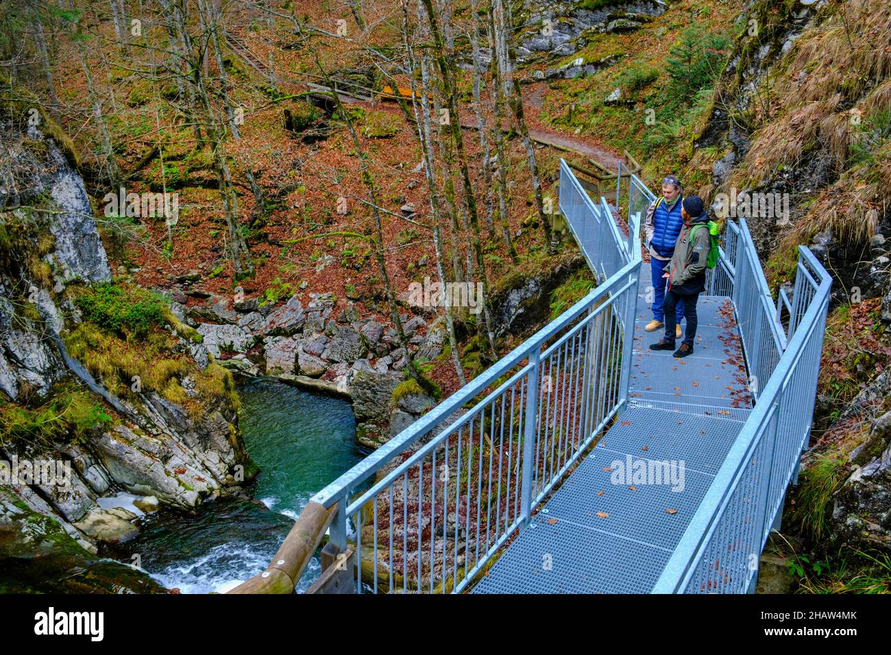 Wanderer an den Rottacher Wasserfaelle, bei Enterrottach, Tegernsee, Oberbayern, Bayern, Deutschland Stockfoto