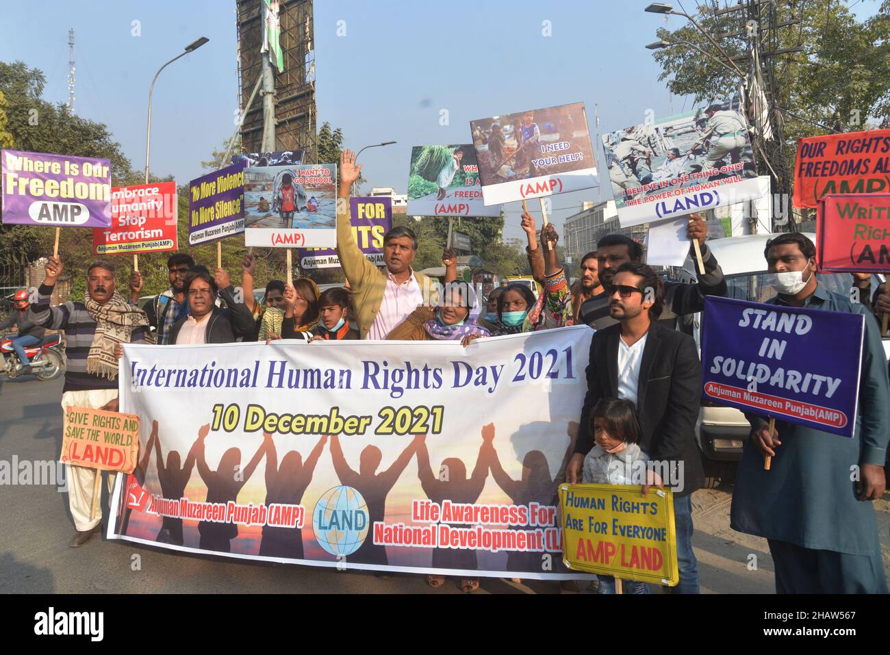 Lahore, Punjab, Pakistan. 9th Dez 2021. LAHORE-PUNJAB-PAKISTAN-DECEMBER 09, 2021= pakistanische Aktivisten von Anjuman Muzareen Punjab (AMP), einer Bauernorganisation und Life Awareness for National Development (LAND), halten Plakate und Schreie von Slogans während einer Kundgebung zum Internationalen Menschenrechtstag vor dem Presseclub in der Provinzhauptstadt Lahore am 09. Dezember 2021. Der Menschenrechtstag wird jedes Jahr am 10. Dezember begangen, dem Tag, an dem die Generalversammlung der Vereinten Nationen 1948 die Allgemeine Erklärung der Menschenrechte (UDHR) verabschiedete: Ein Meilenstein-Dokument, das die unveräußerliche Rig proklamiert Stockfoto