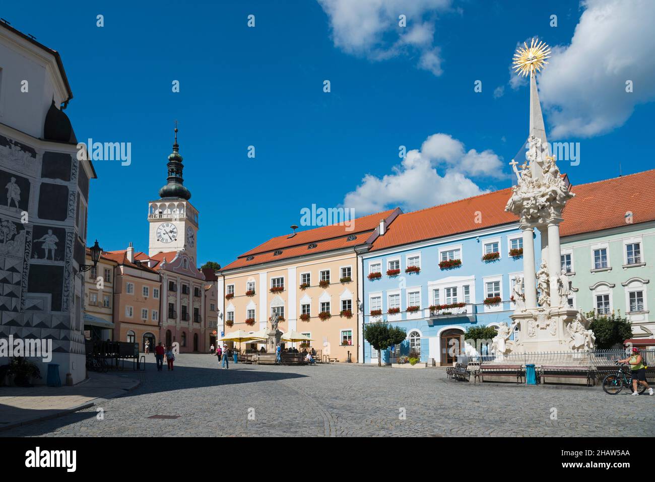 Marktplatz mit Rathaus, Pomona-Brunnen und Dreifaltigkeitssäule, St.-Wenzelskirche auf der linken Seite, Altstadt, Mikulov, Breclav-Viertel Stockfoto