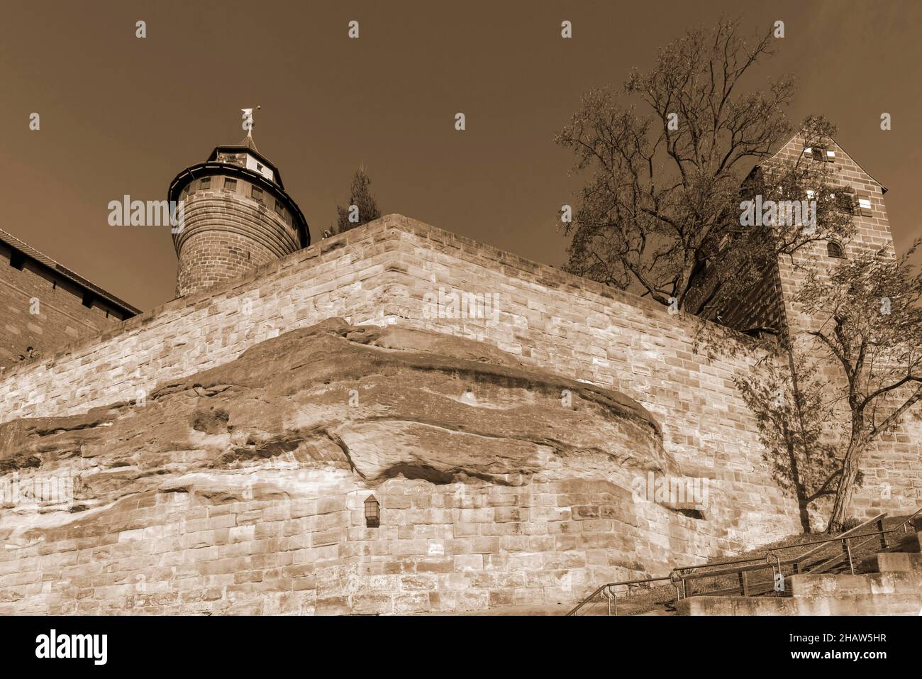 Kaiserburg mit dem Sinwell-Turm auf der linken Seite und der Walburgis-Kapelle auf der rechten Seite, Nürnberg, Mittelfranken, Bayern, Deutschland Stockfoto