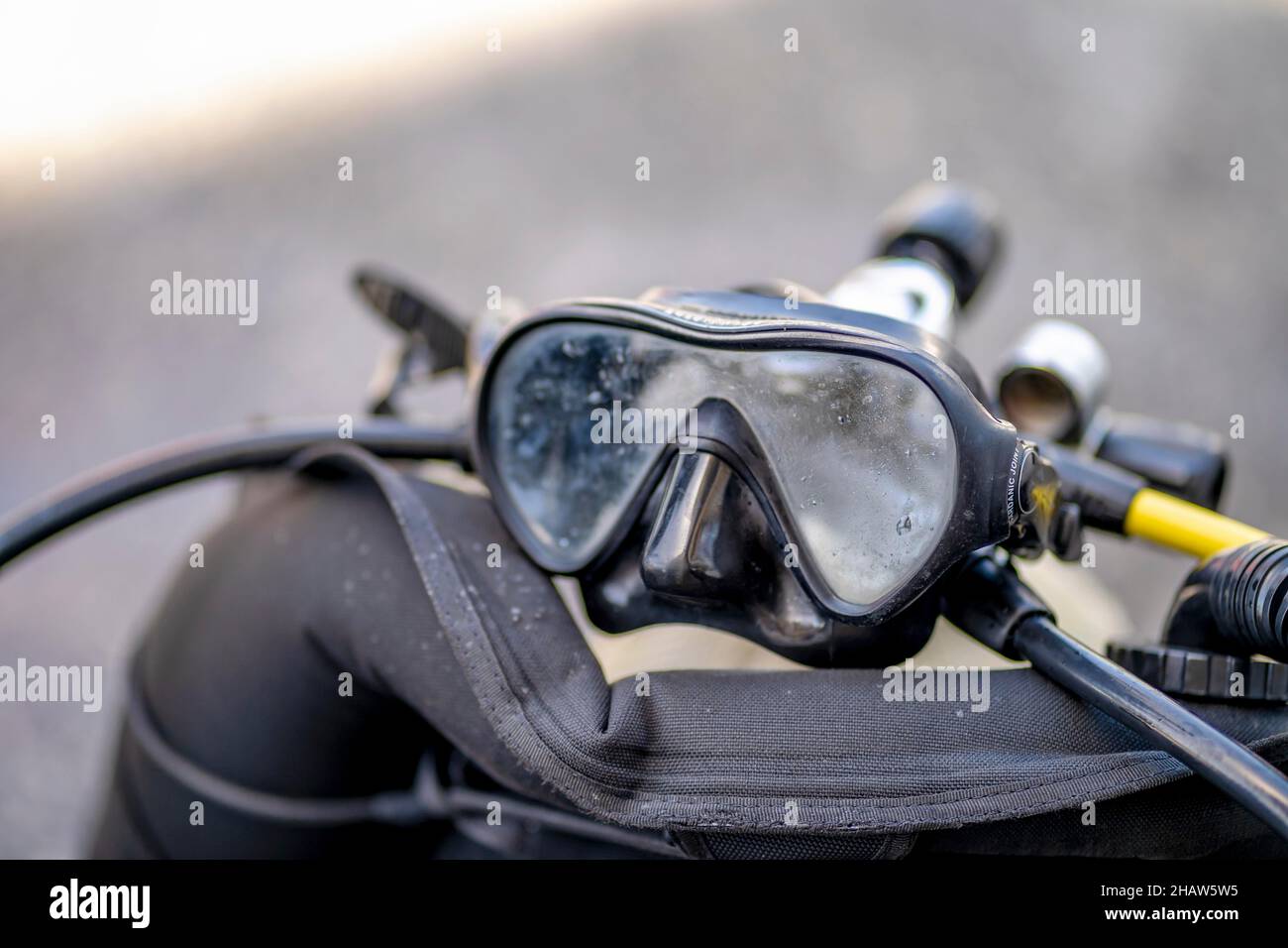 Brille und Sauerstofftank mit Atemregler für Taucher, Spanien Stockfoto