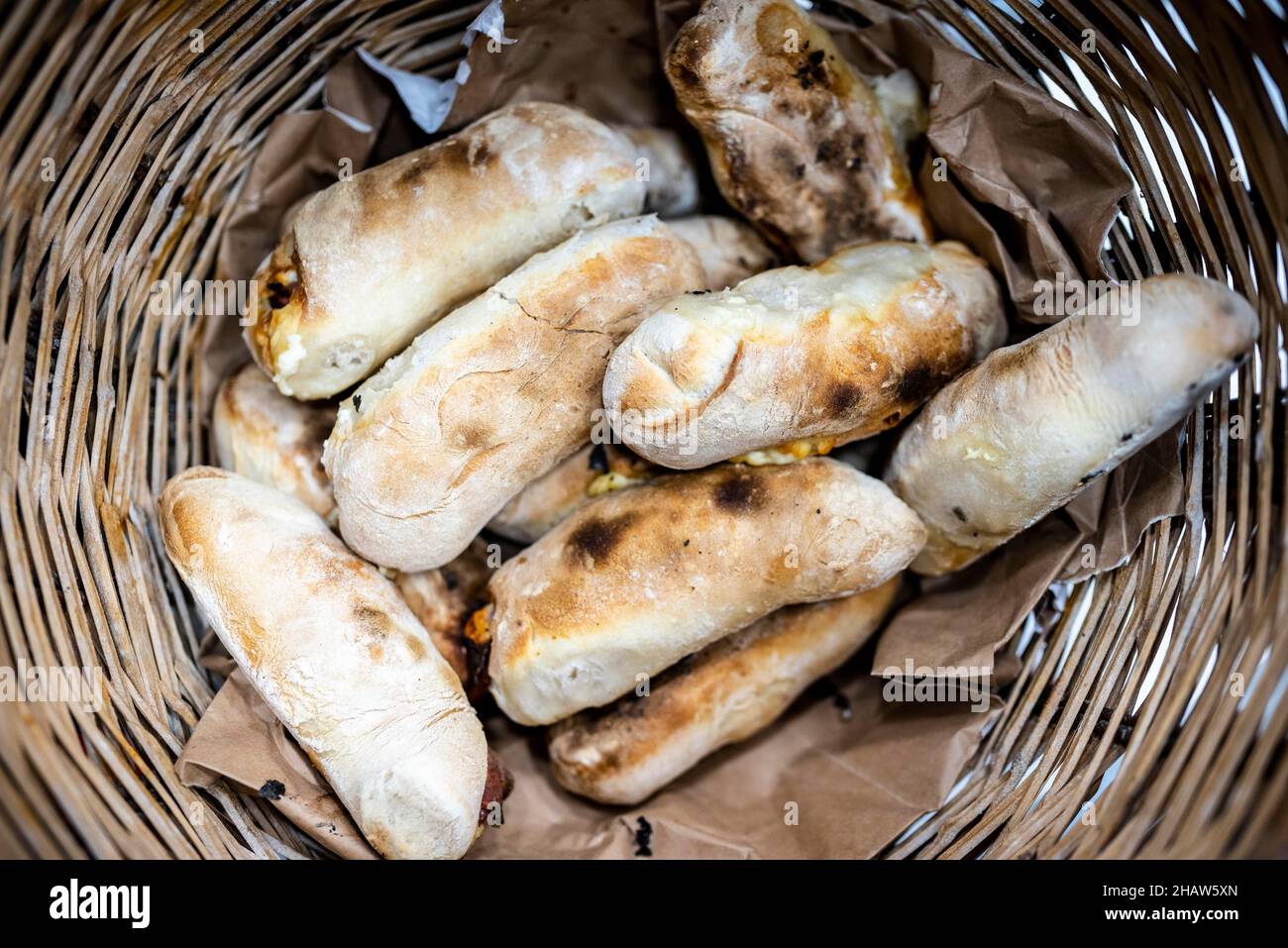 Traditionelle Brötchen mit Käse und Chorico-Fleisch im Holzofen, Faro, Portugal Stockfoto