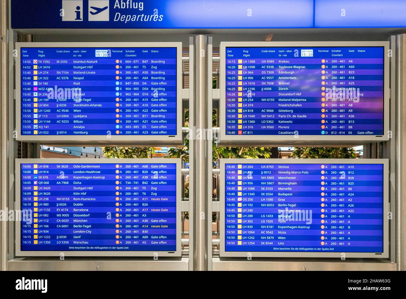 Blaue Bildschirme für Abflugzeiten am Flughafen Frankfurt, Hessen, Deutschland Stockfoto