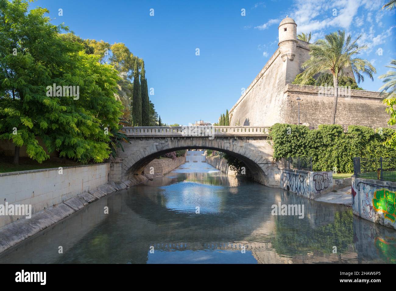 Torrente de la Riera Canal, Museum Es Baluard auf der rechten Seite, Altstadt, Palma, Mallorca, Spanien Stockfoto