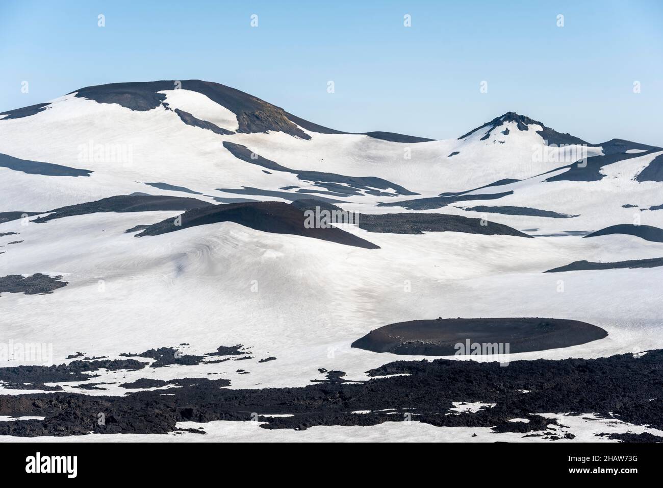 Fimmvoerouhals Wanderweg, karge schneebedeckte Vulkanlandschaft mit einzelnen Vulkankrater, Porsmoerk Nature Reserve, Suourland Stockfoto