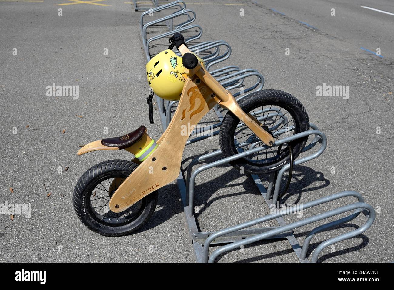 Kinderfahrrad mit Helm Stockfoto